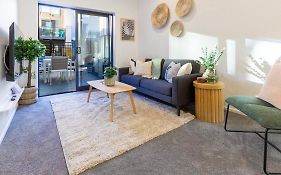 3 Minutes Walk To Riverside Market 4Bed4Bath